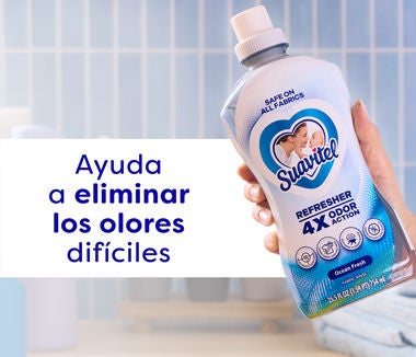 Una mano sostiene una botella de Suavitel Refresher aroma Ocean Fresh. A la izquierda, un texto grande en azul dice: 'Ayuda a eliminar los olores difíciles'. La etiqueta de la botella destaca '4X Odor Action' y 'Safe on all fabrics' (Seguro en todas las telas).