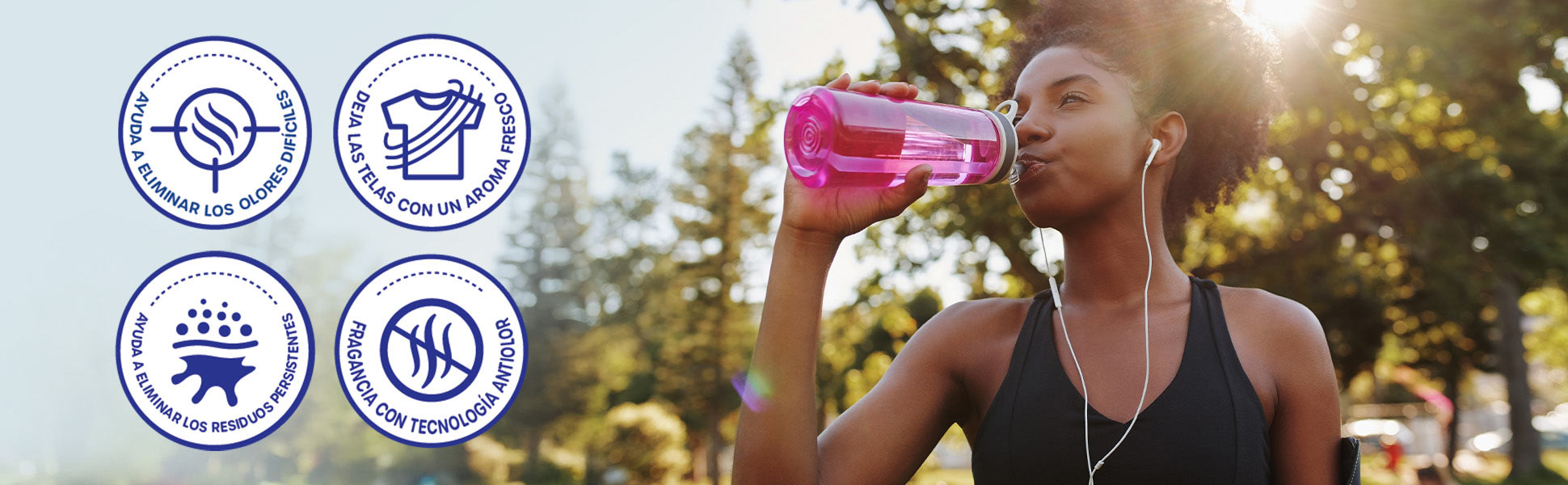 Una imagen promocional dividida en dos partes: a la izquierda, cuatro íconos circulares de color azul con descripciones en español sobre los beneficios de un producto de limpieza textil; a la derecha, una fotografía de una mujer joven con cabello rizado, usando auriculares y ropa deportiva negra, bebiendo de una botella de agua rosa en un parque soleado.